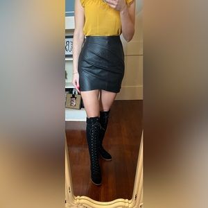 ⭐️ 3/$15 NWOT Boutique Black Faux Leather Mini Skirt Size Medium